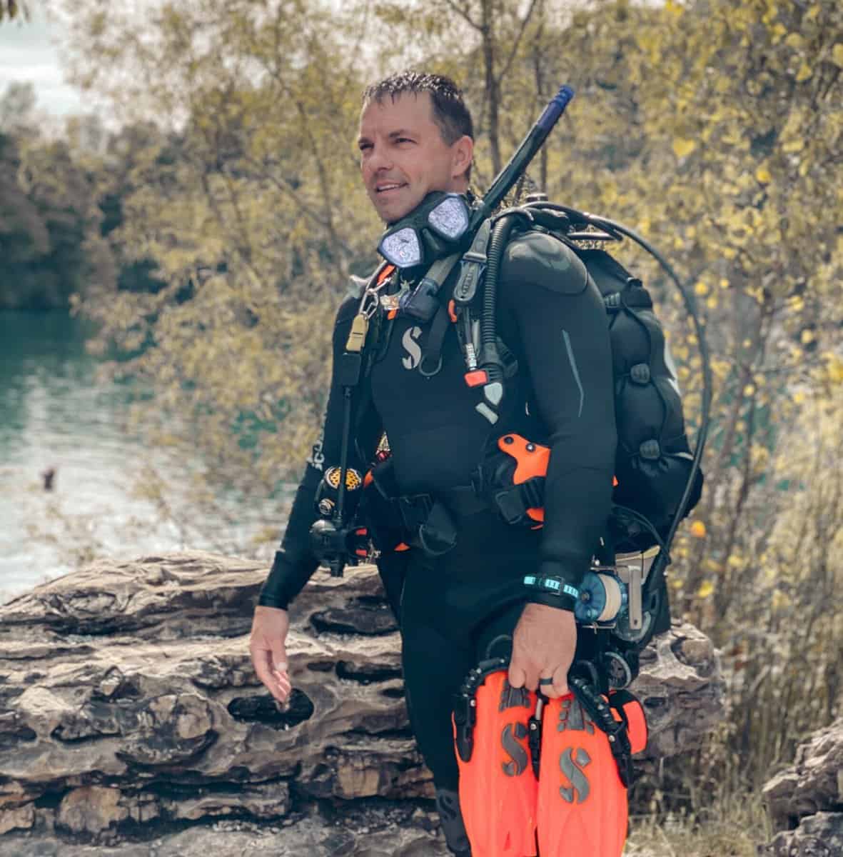 Y-kiki dive instructor Ryan Barr in Mermet Springs, Illinois. (Y-kiki Divers)